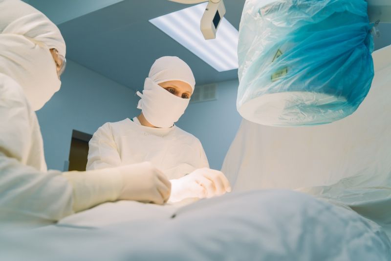 Кировские травматологи провели сложную операцию пациентке из Мариуполя