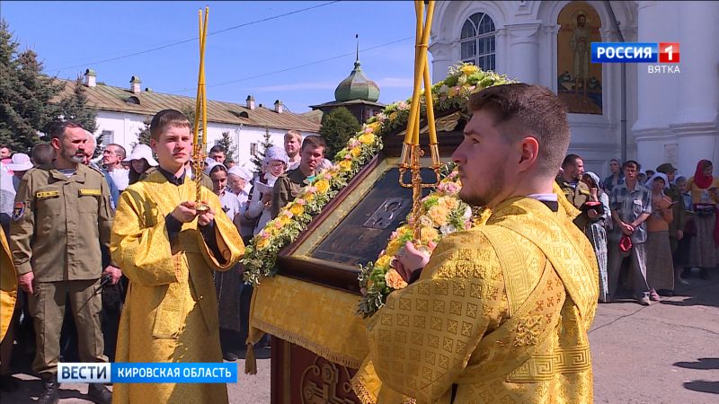 Тысячи верующих понесли икону Николая Чудотворца на место обретения в Великорецкое
