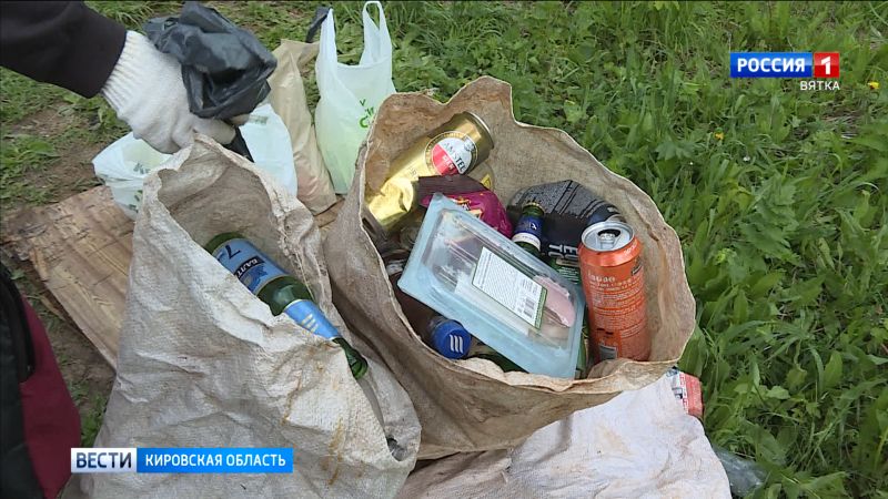 Воскресный субботник на Ежовских прудах собрал более тридцати человек