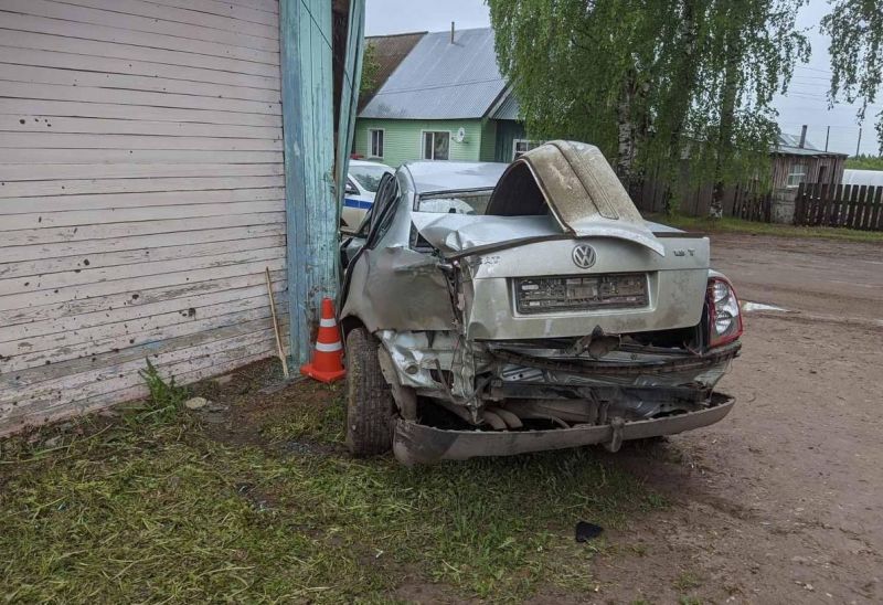 В Среднеивкино пьяный водитель «Фольксваген Пассат» врезался в магазин