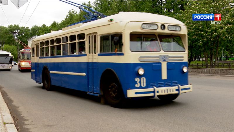 На улицы Кирова выехали два ретро-троллейбуса