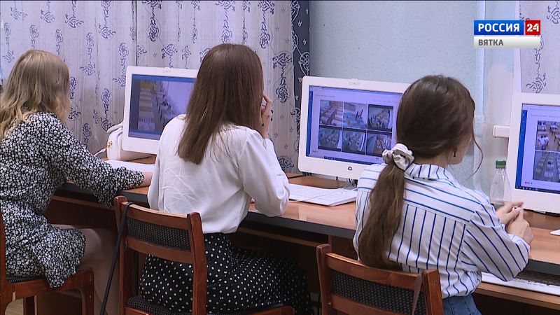 В ситуационном центре за ходом ЕГЭ следили около 80 наблюдателей