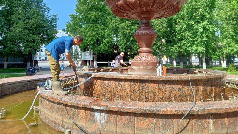 Кировчан попросили не кидать монеты в фонтан на Театральной площади