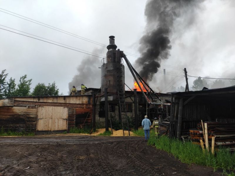 На орловском деревообрабатывающем предприятии произошел пожар