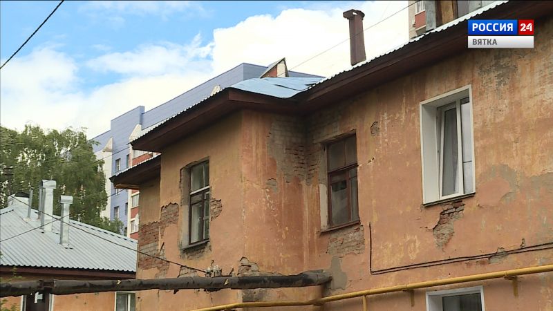 В доме на Шинников семья живёт без крыши на кухне уже 8 месяцев