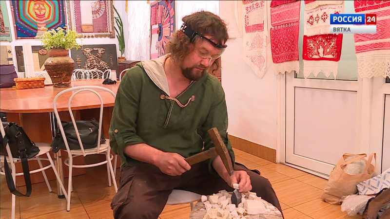 Киров посетил потомственный вологодский художник-мозаичист Александр Асафов