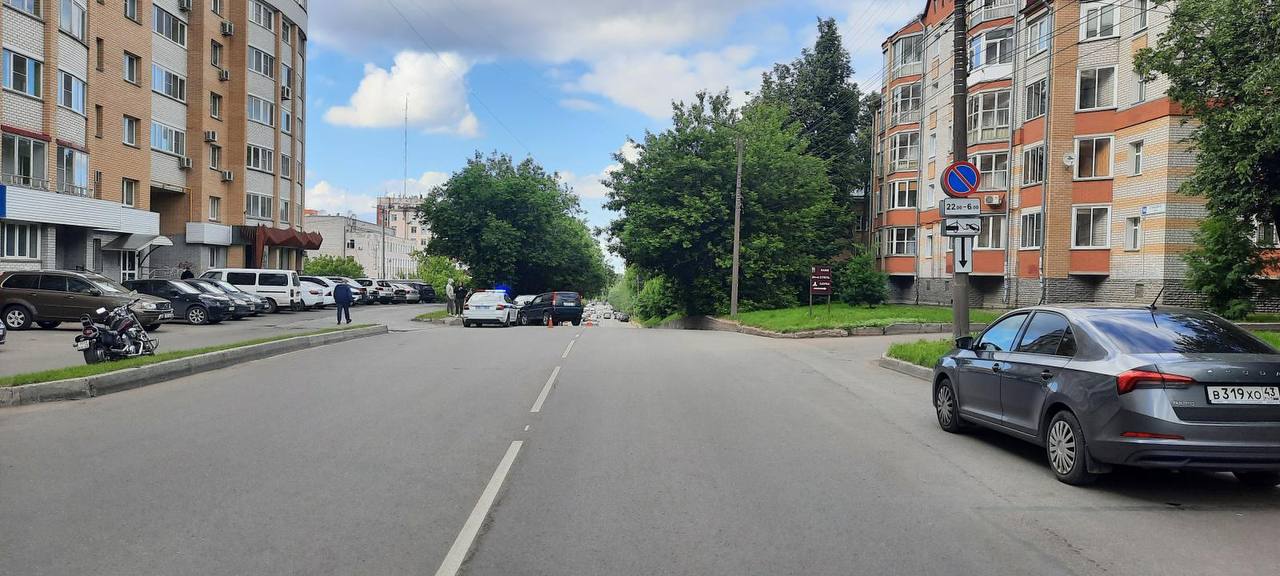 Две иномарки в центре Кирова  не поделили дорогу