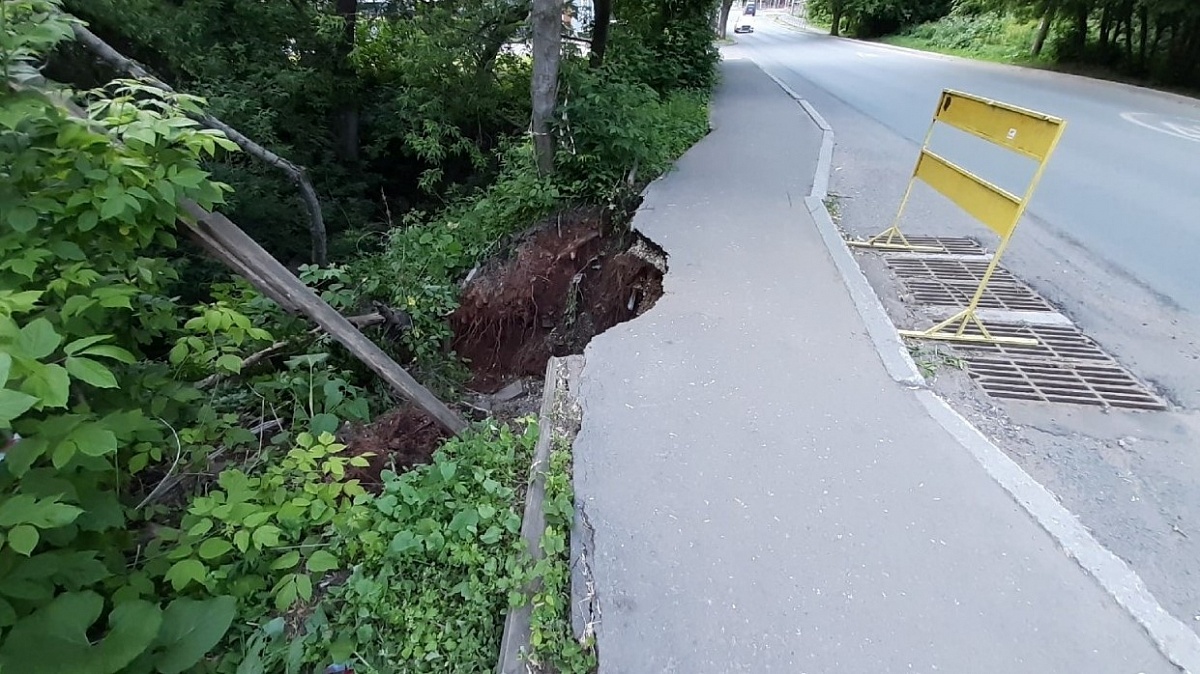 В центре Кирова провалился тротуар