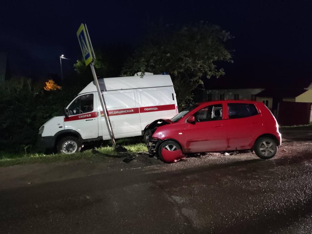 В Кирове «Киа Пиканто» подрезала карету скорой помощи