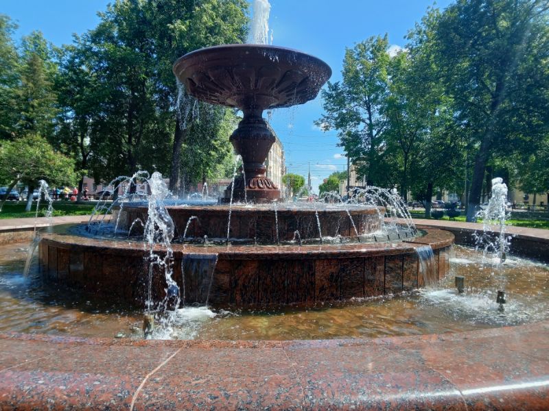Кировчане вывели из строя фонтан на Театральной площади