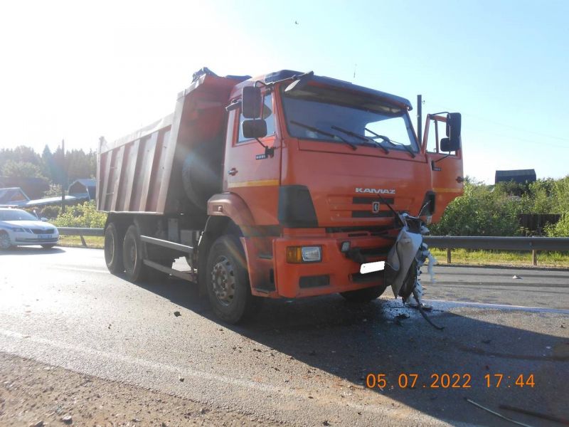 На Южном обходе Кирова «Камаз» смял «Весту»