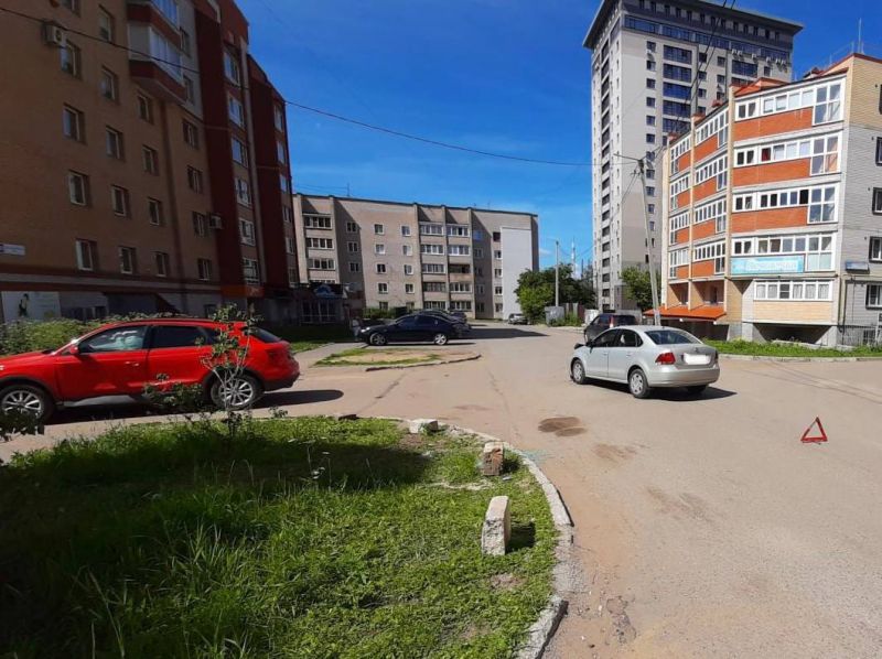 В Кирове дорогу не поделили две иномарки