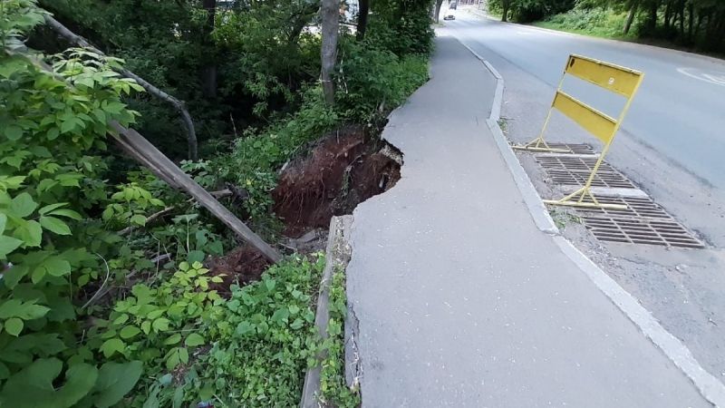 В центре Кирова провалился тротуар