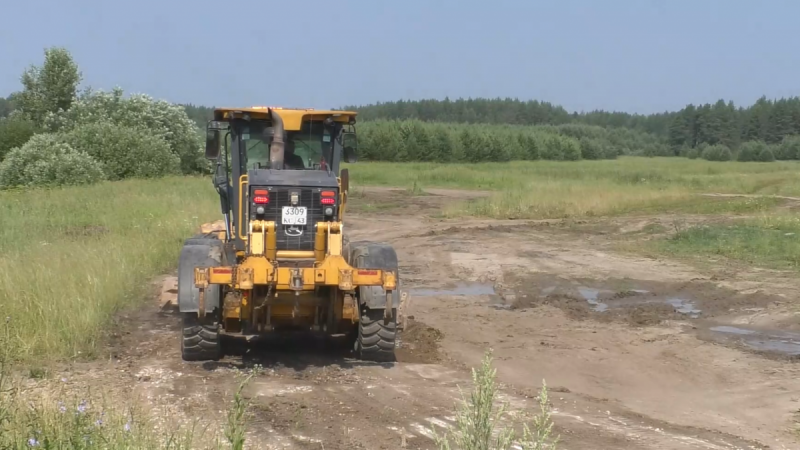 Грунтовой участок дороги Киров - Русское выровняют