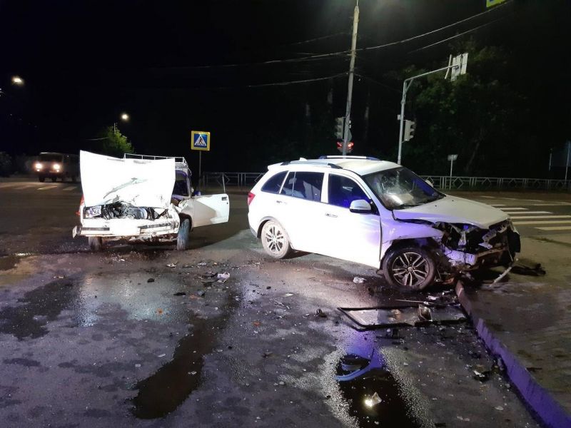 Три человека пострадали в Кирове при столкновении Lifan и ВАЗ