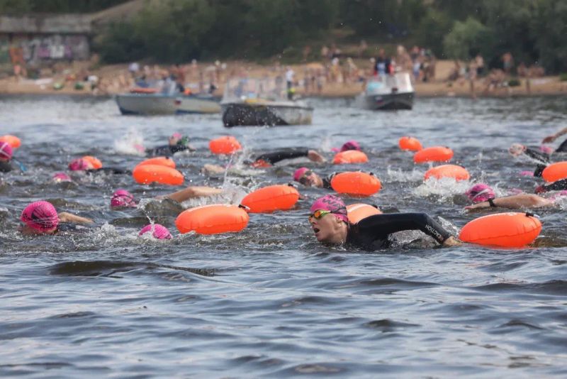 Полпред президента в ПФО Игорь Комаров проплыл 5 км через Волгу