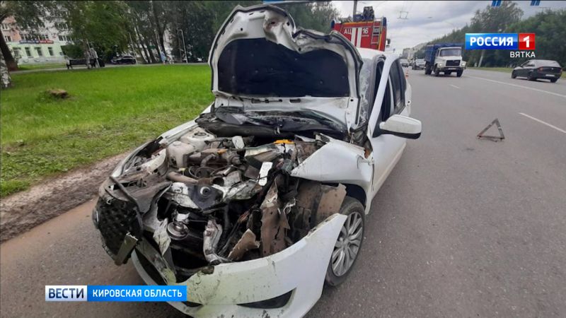 На улице Московской водитель «Датсуна» врезался в припаркованный грузовик