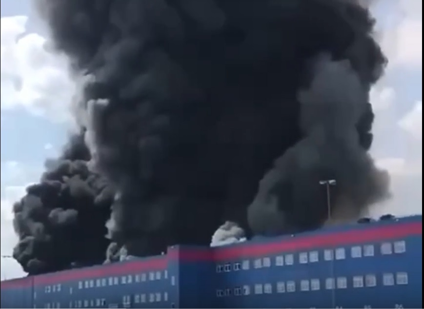 Пожар площадью более 35 тысяч квадратных метров случился на складе известного интернет-магазина