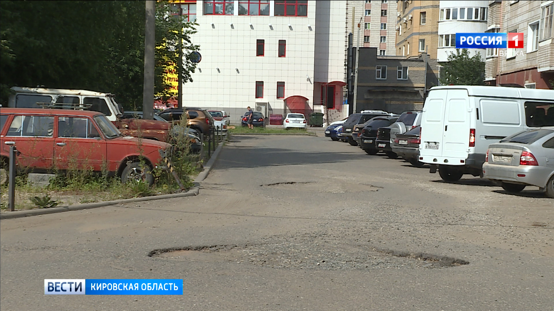 Жильцы дома на Производственной не могут дождаться гарантийного ремонта дороги