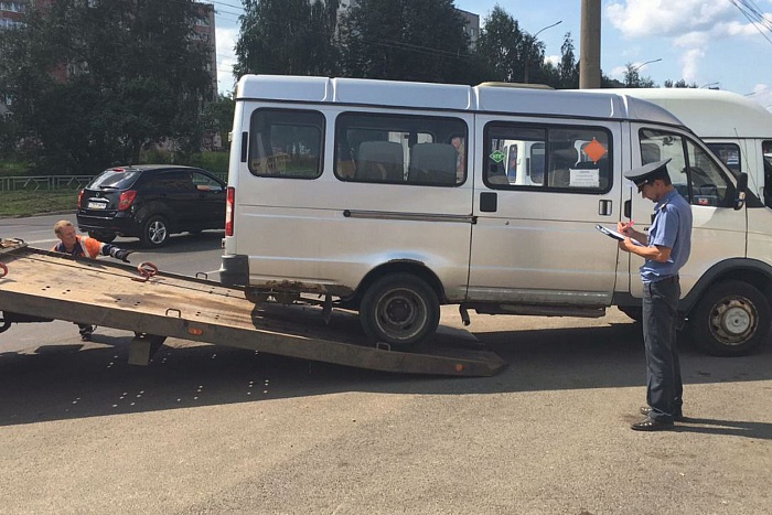 В Кирове арестовали маршрутку, нелегально перевозившую пассажиров