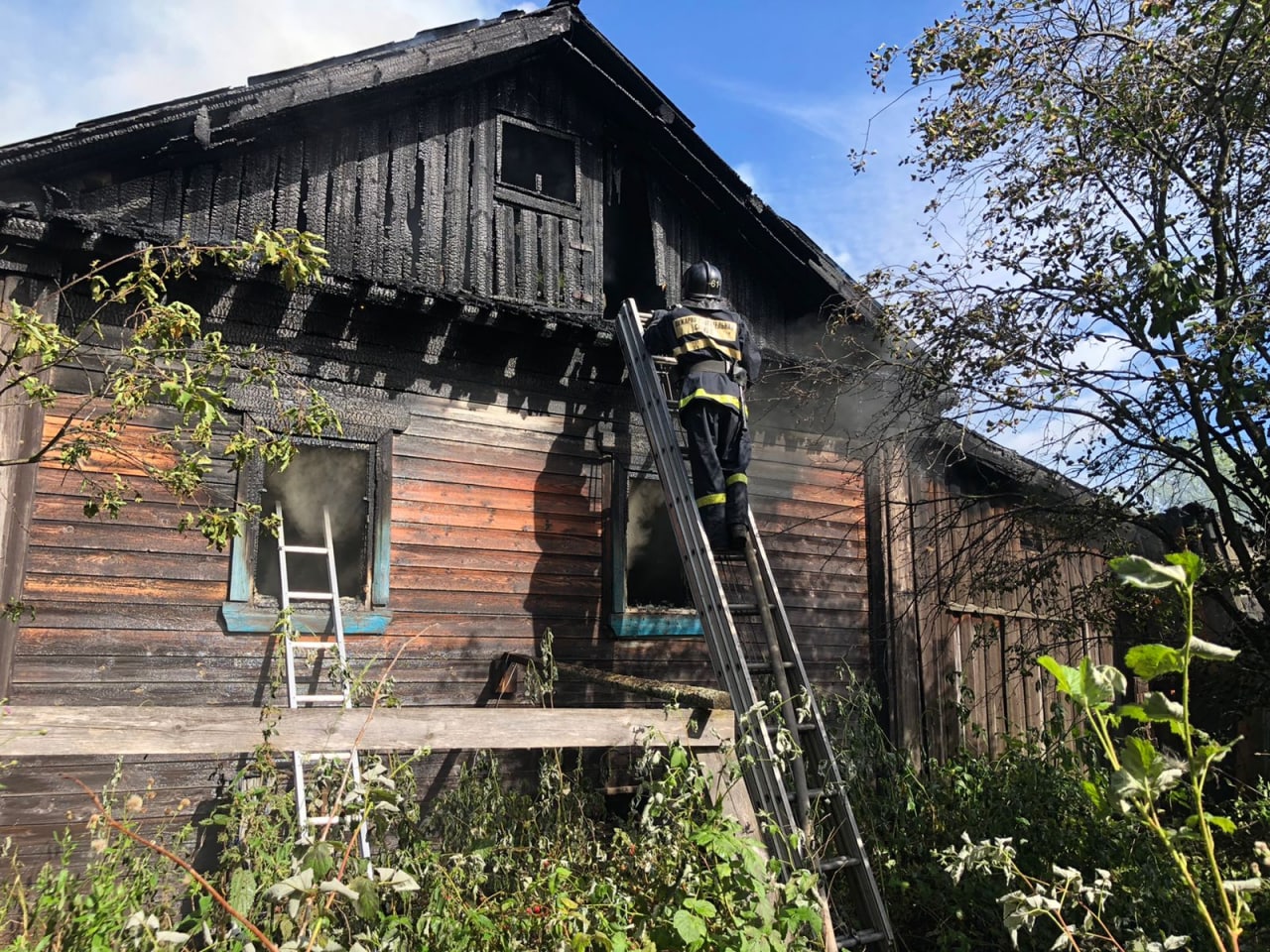 В Белой Холунице из-за детской шалости загорелся дом