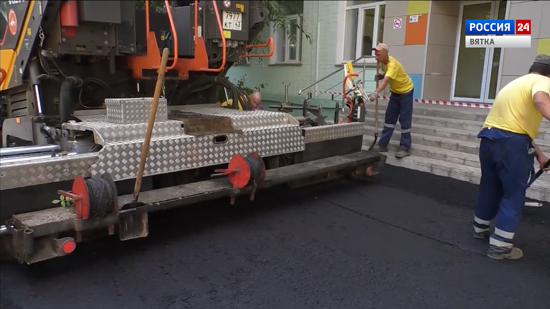 Возле кировских социальных объектов обустраивают пешеходные дорожки