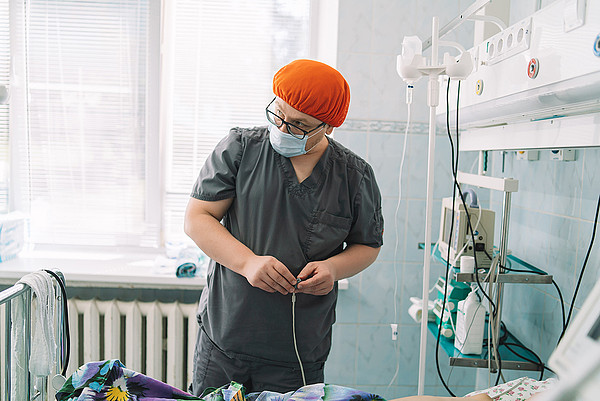 Кировские врачи спасли трехлетнюю девочку: ребенка переехала тракторная телега