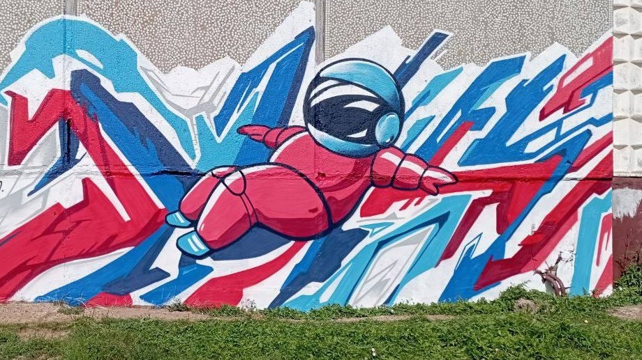 В Кирове появились граффити, посвященные Дню флага