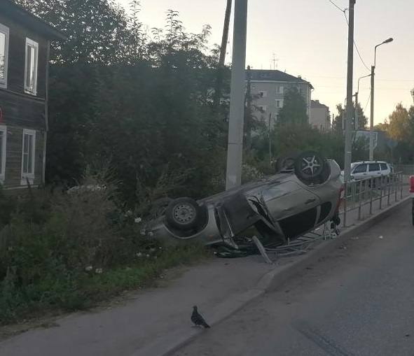 В Лузе опрокинулся автомобиль с пьяным водителем