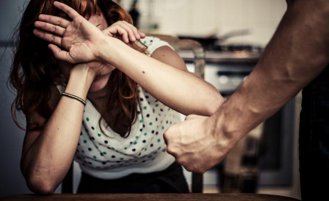 Житель Сунского района избивал жену и ее дочь