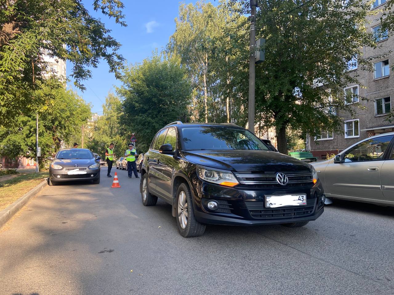 В центре Кирова под колеса кроссовера выбежала 6-летняя девочка