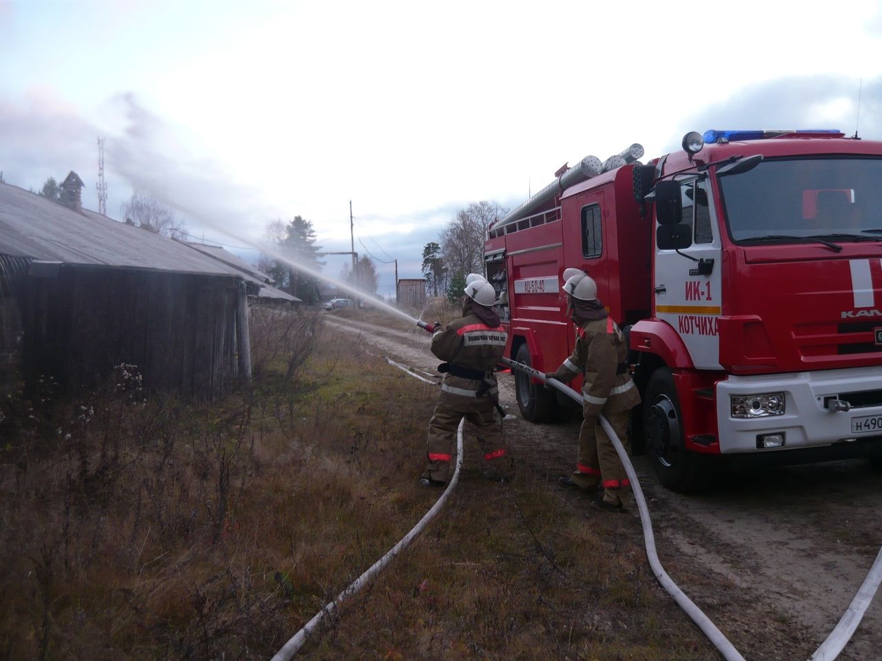 Сотрудники исправительной колонии спасли кировчан от пожара