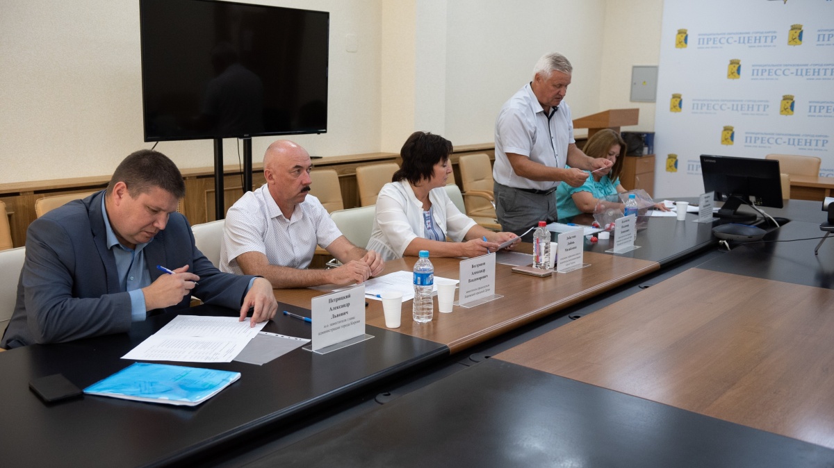 В Кирове с помощью жеребьевки распределили 16 квартир между детьми-сиротами