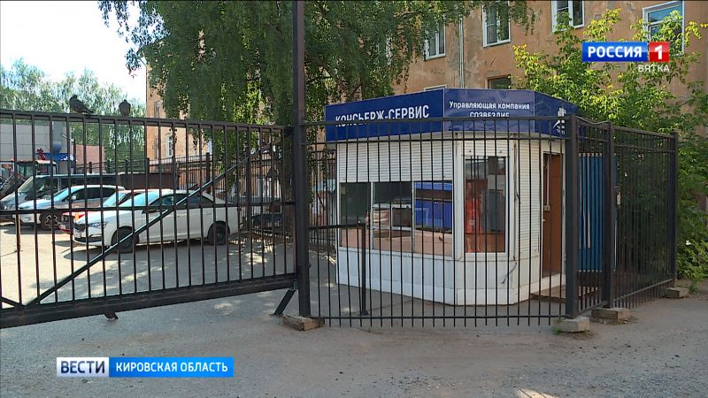 В Кирове соседи поспорили из-за забора и мусорных контейнеров