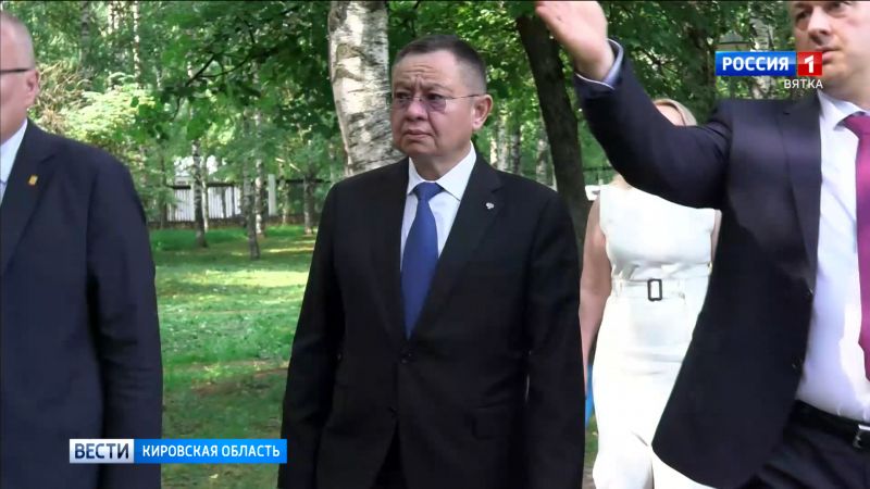 Киров посетил глава Минстроя России