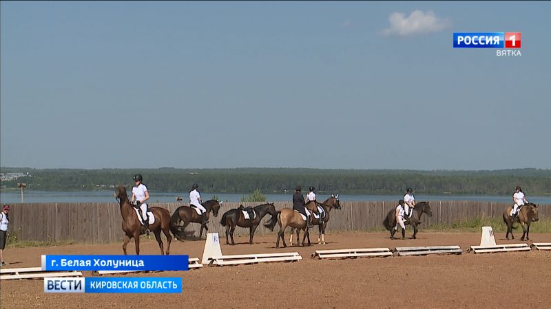 В Белой Холунице состоялся открытый чемпионат и первенство по конному спорту