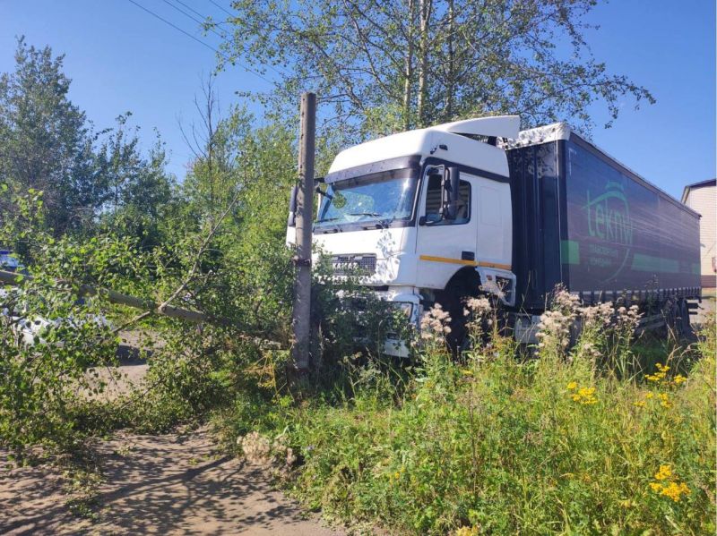 В Свечинском районе погиб водитель «КАМАЗа»