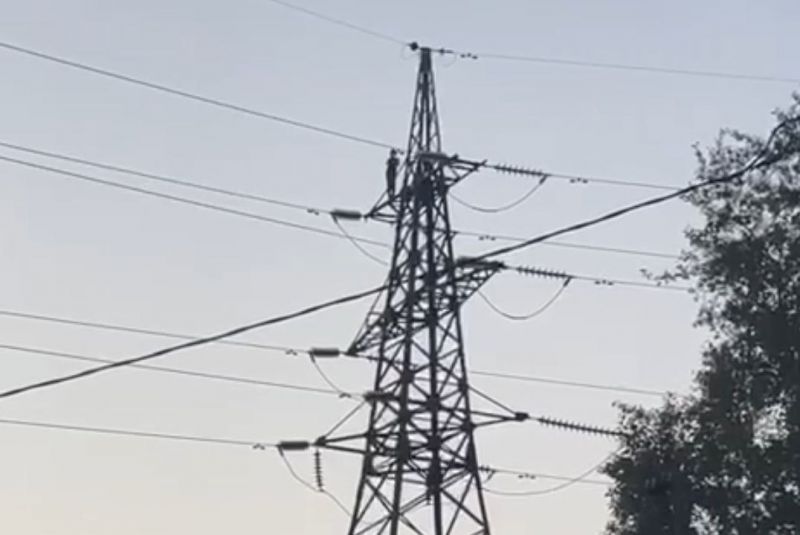 В Кирове женщина упала с опоры ЛЭП и погибла
