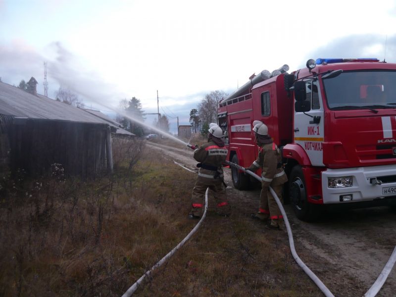 Сотрудники исправительной колонии спасли кировчан от пожара
