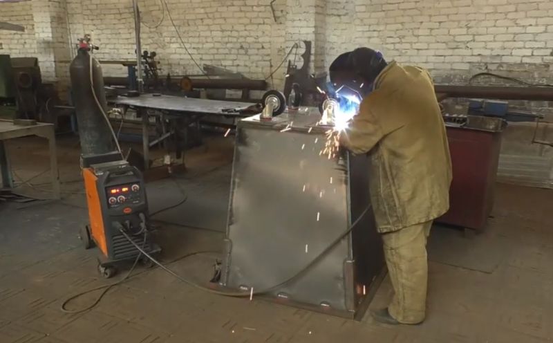 Заключенные Кирово-Чепецкой колонии варят мусорные контейнеры для Кирова