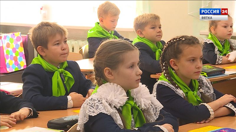 Роспотребнадзор не намерен возобновлять антиковидные ограничения в школах