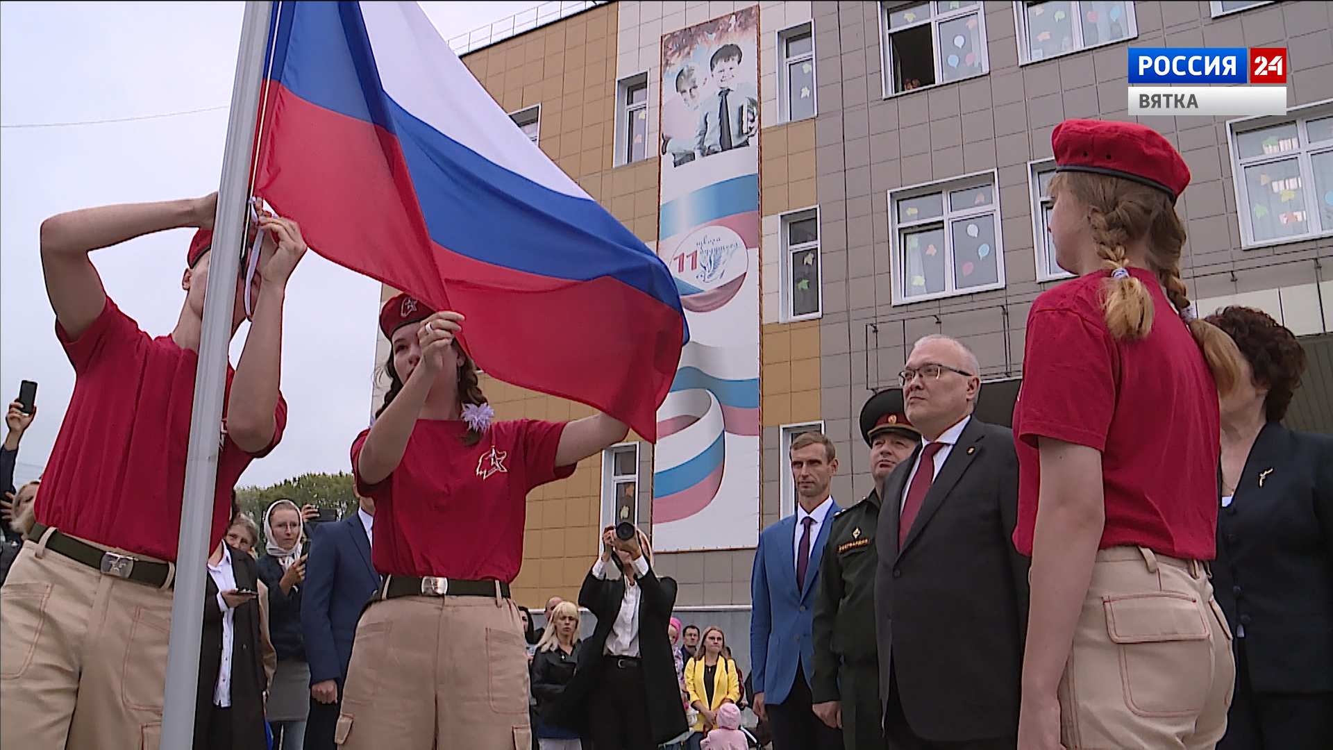 Александр Соколов принял участие в праздничной линейке в школе №11