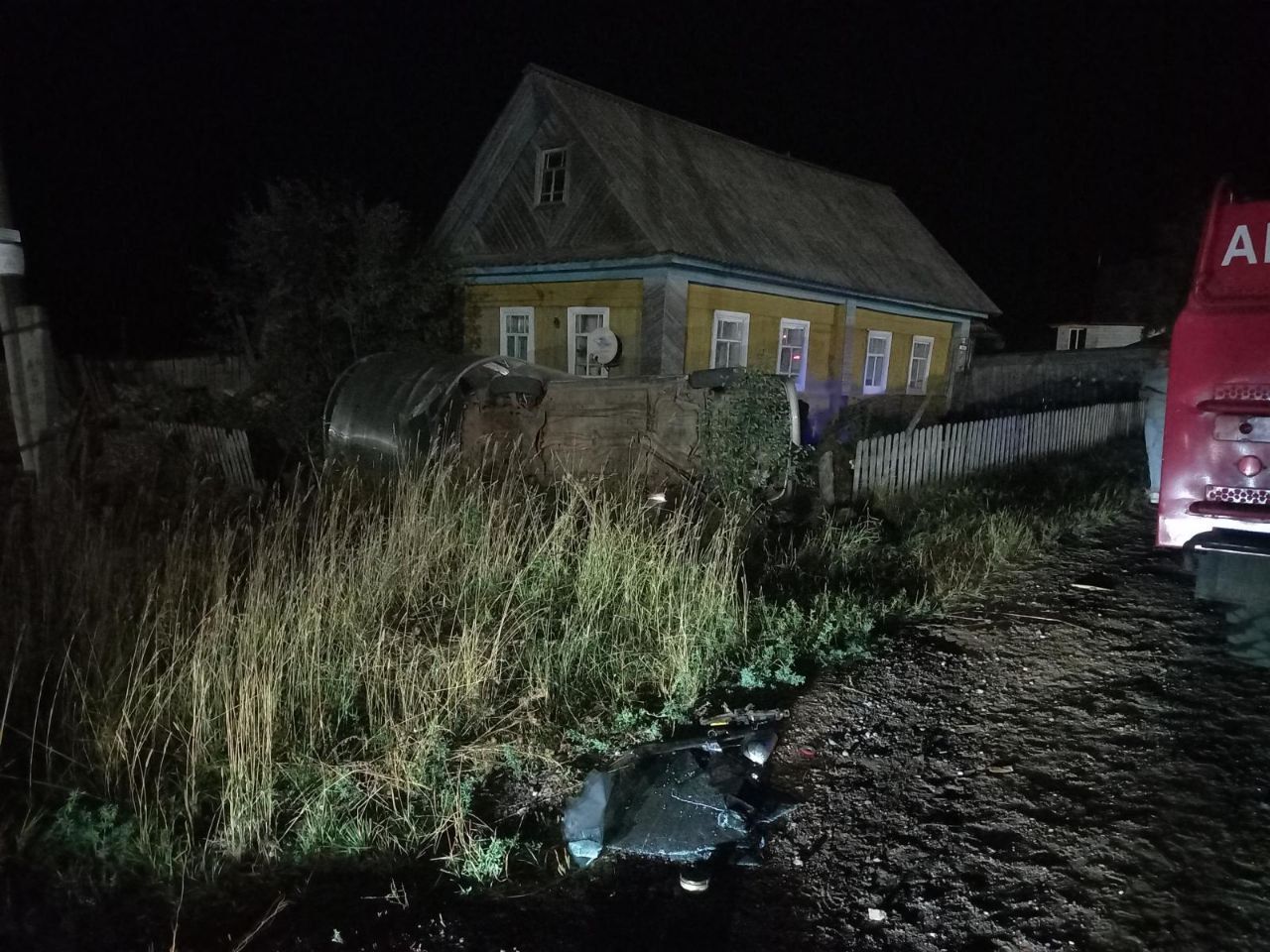 «Тойота» перевернулась в теплицу к дому жителей деревни Варакины