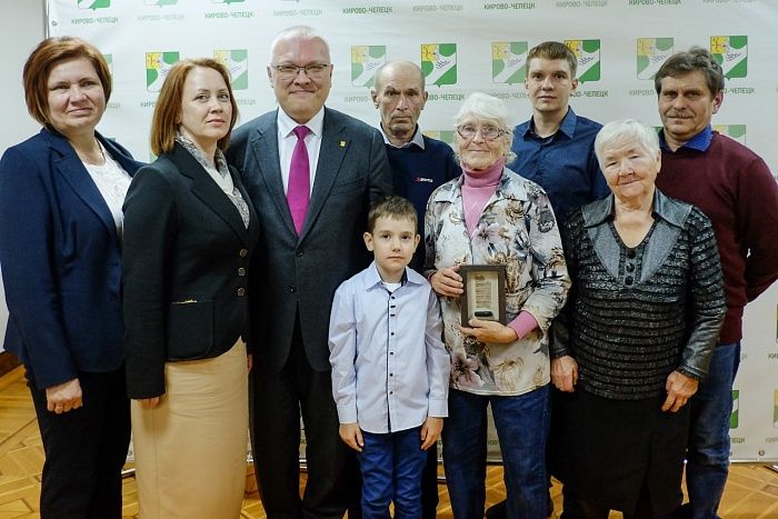 Медальон красноармейца из Кирова вручили его семье спустя 77 лет