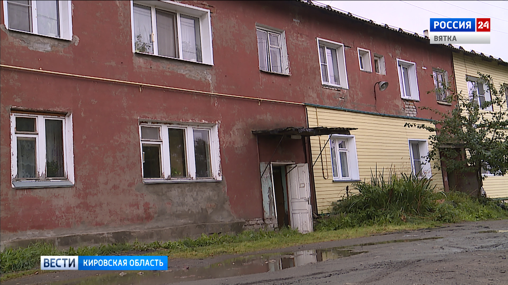 Аварийный дом в Садаковском разрушается на глазах жильцов