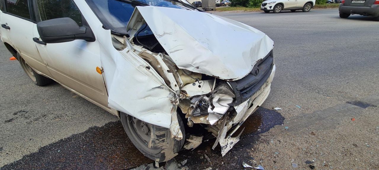 Два человека пострадали в аварии на улице Щорса в Кирове