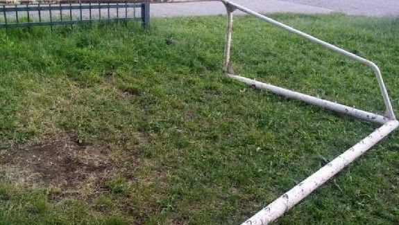 Мальчик, на которого летом упали ворота, не может ходить в школу