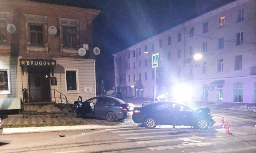 Две иномарки не поделили дорогу на Московской улице в Кирове