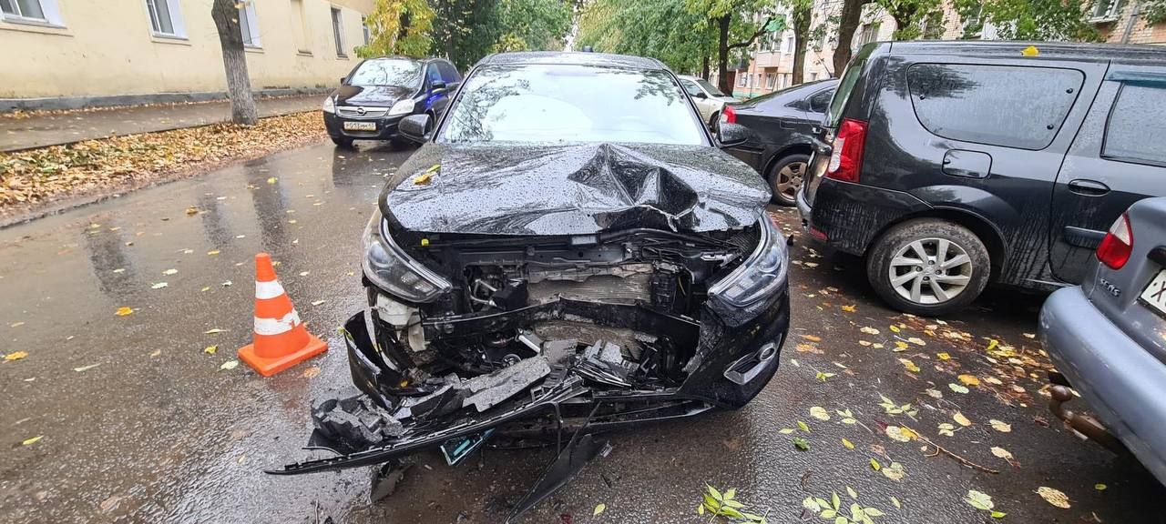 Четыре автомобиля не поделили улицу Труда в Кирове