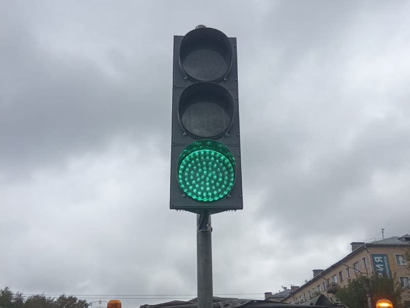 В Кирове на улице Жуковского установили новый светофор